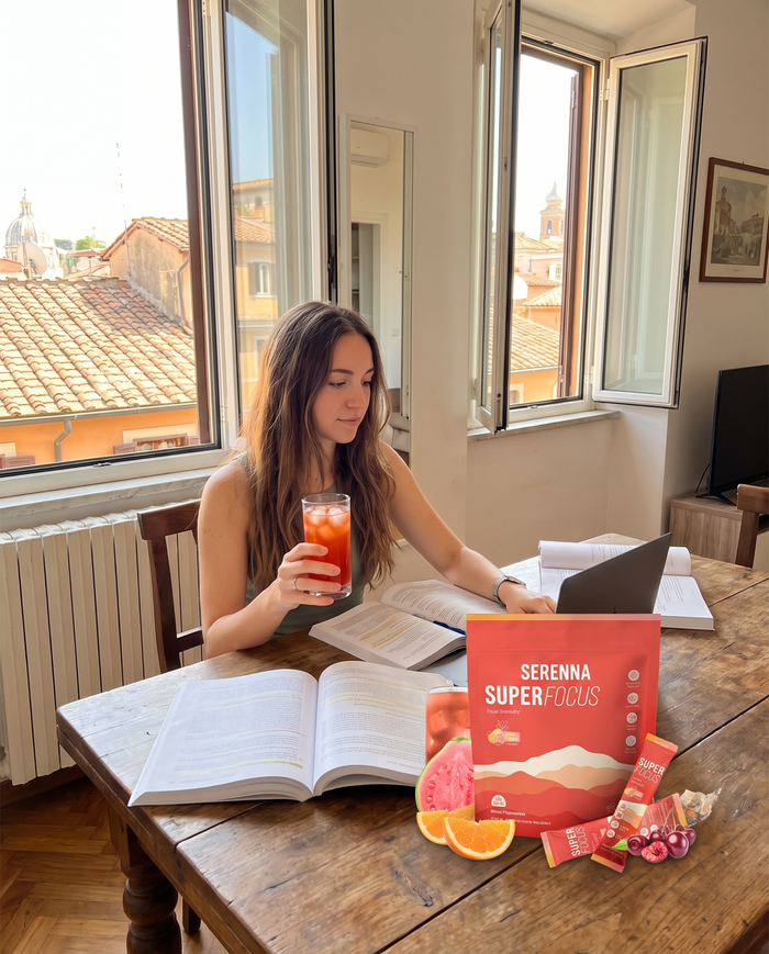 Estudiante con su vaso de SuperFocus